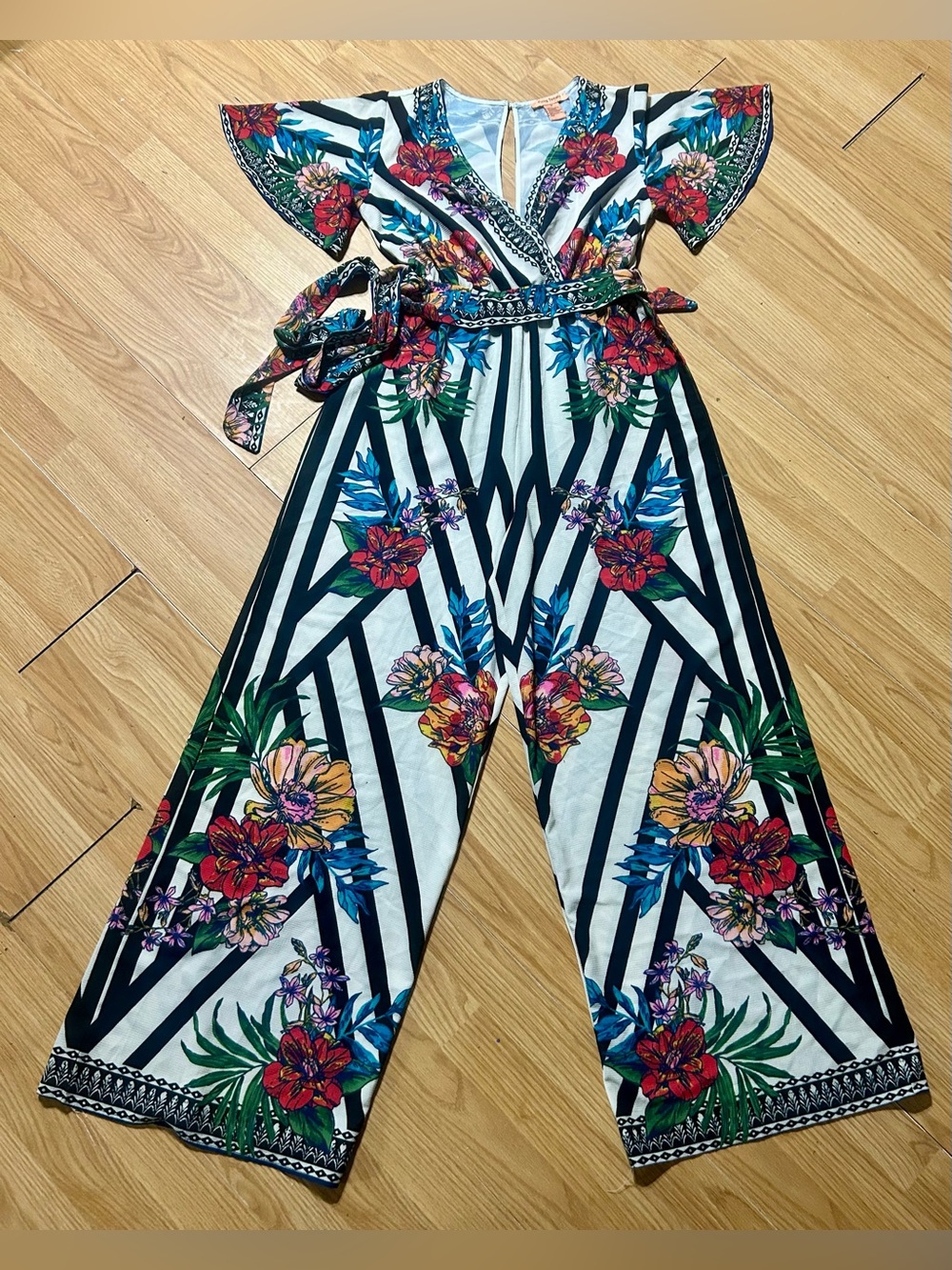 Floral striped wide leg jumpsuit! Ladies Medium. Vacation Boho vibes!